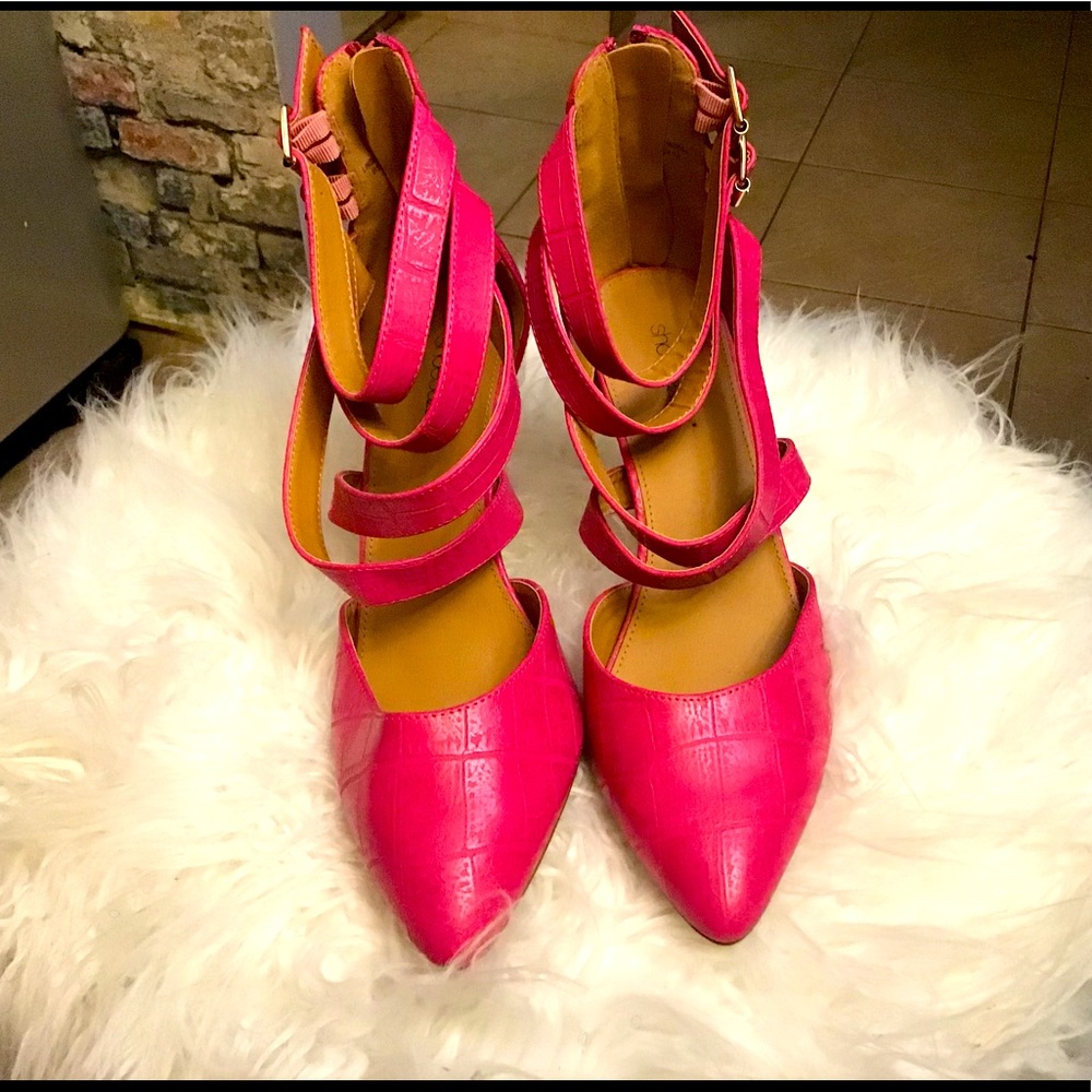 Shoe Dazzle Fuchsia Women’s heels in size 10.